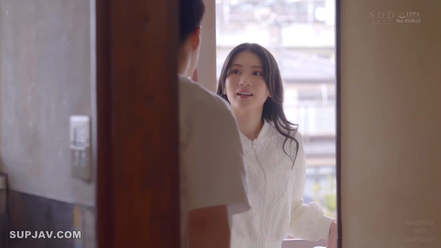 站立 · 中景 · 平静 · 对视 · 门口 · 生活化场景 · 白色拉链衫