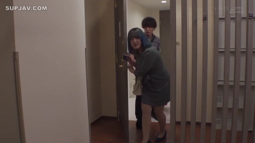 站姿 · 全景 · 自然 · 劇情 · 手提包 · 連衣裙 · 玄关 · 进门