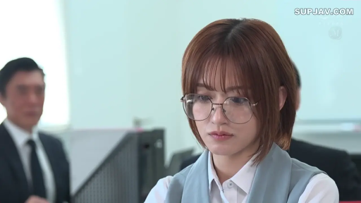 坐姿 · 严肃 · 沉思 · 眼镜 · 办公室 · 面部特写 · 职业装 · OL