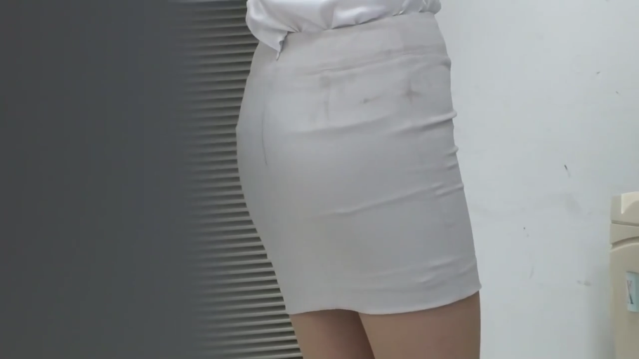 卧室 · 床铺 · 中景 · 微笑 · 休闲装 · 交流 · 对坐 · 情侣日常