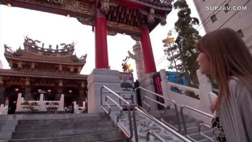 站立 · 自然 · 侧脸 · 观望 · 灰色开衫 · 寺庙