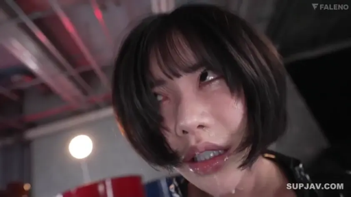 室内 · 脸部特写 · 黑色皮衣 · 仰头