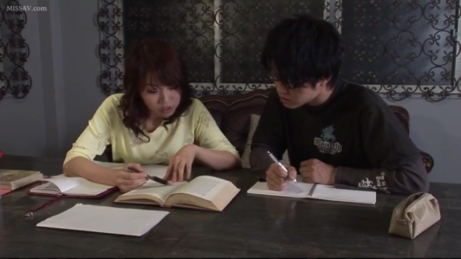 坐姿 · 专注 · 剧情 · 书房 · 休闲服 · 书本 · 学习