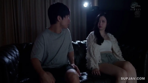 室内 · 坐姿 · 中景 · 平静 · 沙发 · 对视 · 昏暗 · 休闲服