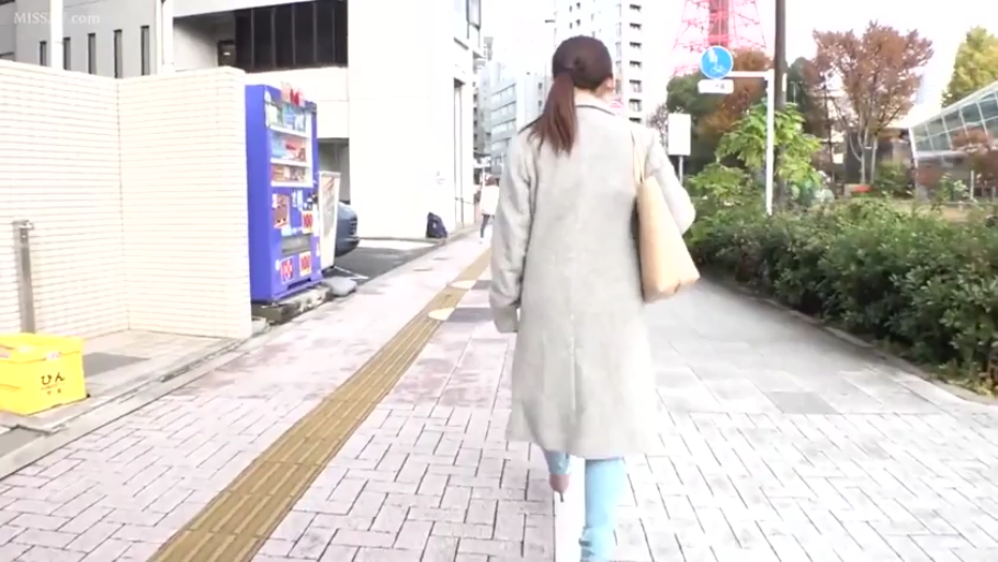 户外街道 · 全身背影 · 灰色大衣