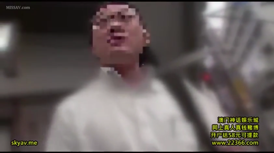 室内 · 脸部 · 眼镜 · 马赛克 · 站立 · 白衬衫 · 说话 · 愤怒