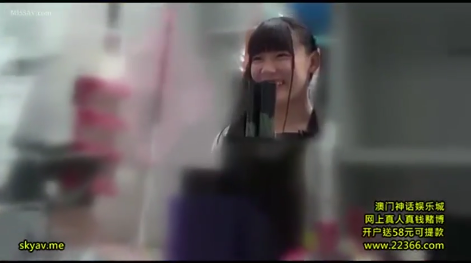 室内 · 中景 · 站姿 · 黑色上衣