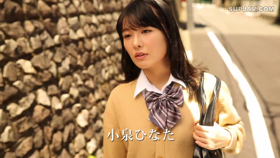 忧郁 · 校服 · 站立 · 半身特写 · 街道 · 行走 · 室外 · 书包