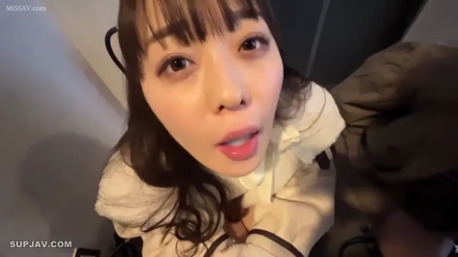 室内 · 专注 · 面部特写 · 凝视 · 俯视 · 白色外套 · 高视角镜头