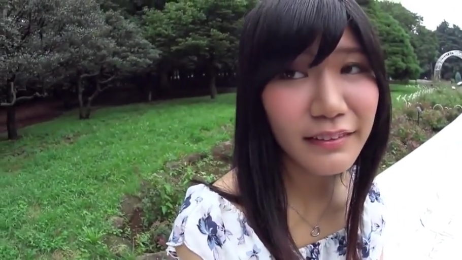 坐姿 · 脸部特写 · 公园 · 碎花上衣