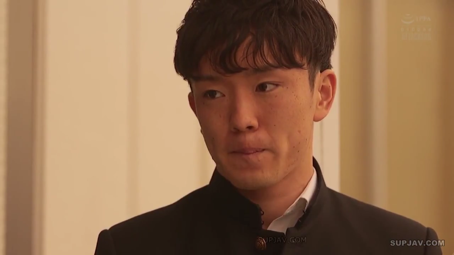 室内 · 严肃 · 站立 · 学生制服 · 注视 · 头部特写 · 亚洲男性