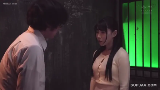 严肃 · 中景 · 监禁感 · 低光照 · 针织开衫 · 对峙 · 站立对视 · 铁窗