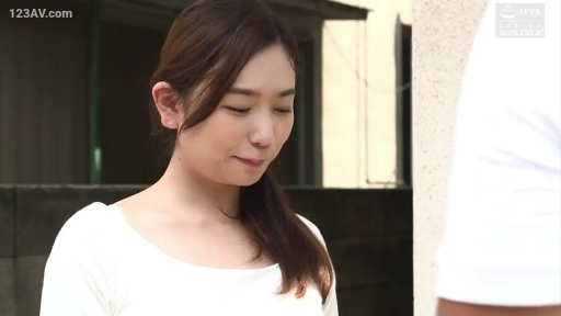 站立 · 微笑 · 面部特写 · 白色上衣 · 户外 · 对谈 · 良家