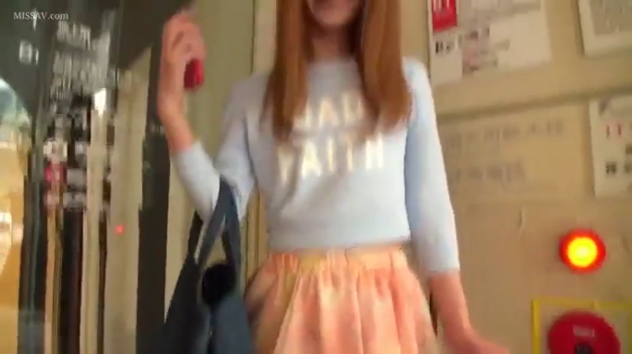 站立 · 中景 · 微笑 · 手提包 · 走廊 · 长发 · 休闲服 · 走动