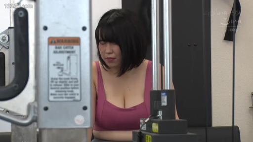 座り姿勢 · 胸部のクローズアップ · 巨乳 · 健身房 · ピンクのスポーツタンクトップ · 健身 · フィットネス器具 · 吃力