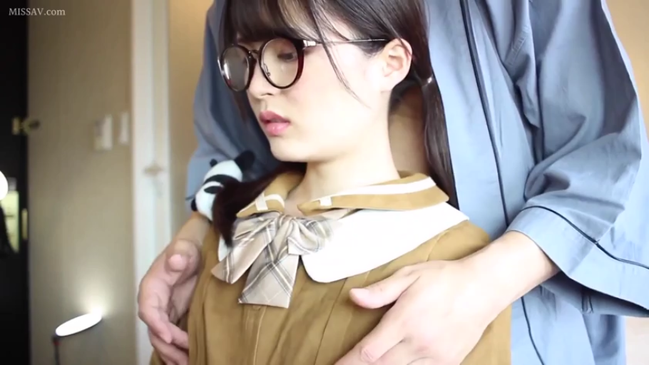 室內 · 揉乳 · 眼鏡 · 巨乳 · 站姿 · 半身 · 呆滞 · 水手服