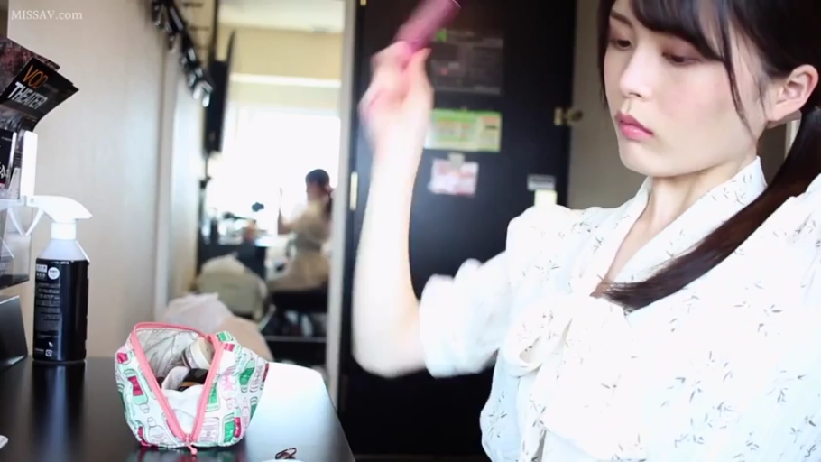 坐姿 · 专注 · 面部特写 · 镜面反射 · 白色碎花上衣 · 梳妆间 · 发梳 · 梳妆打扮