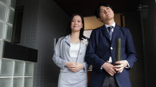 全裸 · 销魂 · 后入式 · 中景 · 成人内容 · 性交行为 · 被褥 · 卧室床上