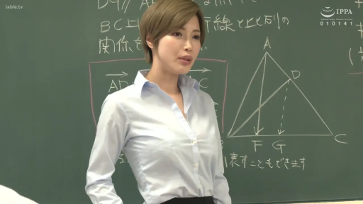 教室 · 站立 · 半身 · 黑板 · 短发 · 职业衬衫 · 讲课 · 知性