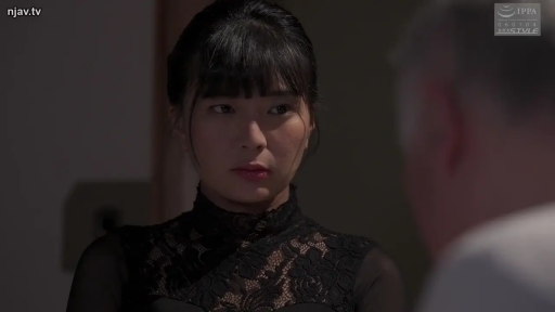 室内 · 严肃 · 面部特写 · 注视 · 长发 · 正面 · 黑色蕾丝高领衫