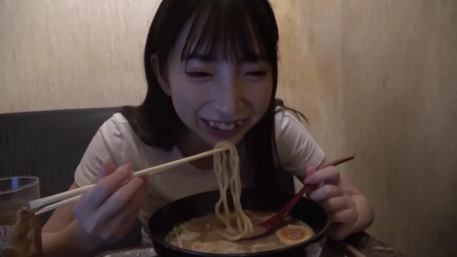 坐姿 · 面部 · 餐厅 · 笑容 · 长发 · 白色T恤 · 汤勺 · 吃拉面