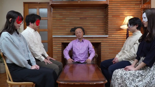 坐姿 · 交谈 · 严肃 · 客厅 · 多人 · 休闲服 · 面具