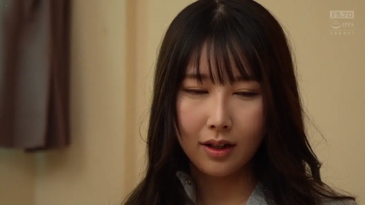 室内 · 脸部特写 · 灰色上衣 · 凝视 · 长发 · 正面 · 微张嘴