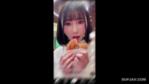 室内 · 座り姿勢 · 白色衬衫 · 顔のクローズアップ · 食べ物