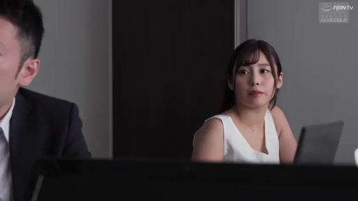 坐姿 · 办公室 · 中景 · 平静 · 白色背心 · 笔记本电脑 · 真人 · 办公注视