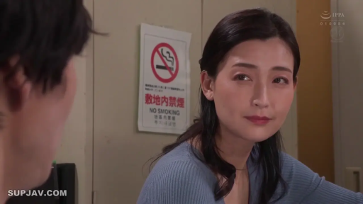 室内 · 面部 · 微笑 · 凝视 · 针织衫 · 日常 · 对坐 · 告示牌