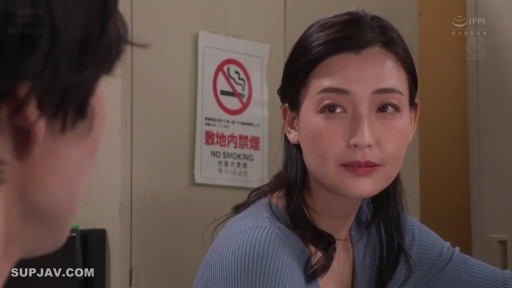 室内 · 坐姿 · 平静 · 面部特写 · 剧情 · 注视 · 告示牌 · 蓝色针织衫