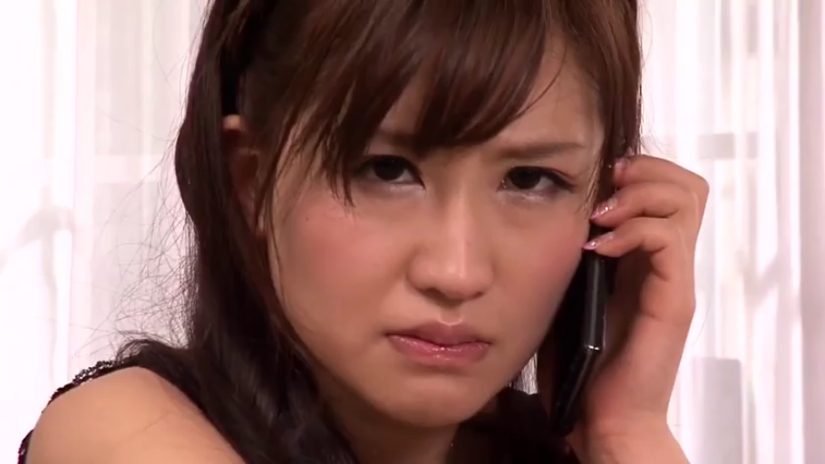 室内 · 严肃 · 面部特写 · 手机 · 长发 · 打电话 · 黑色背心 · 侧头