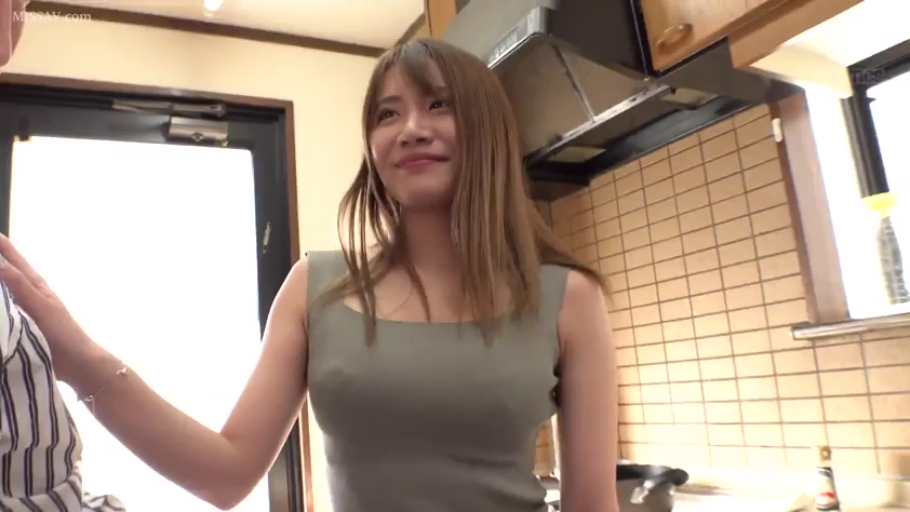 站立 · 厨房 · 上半身特写 · 温柔微笑 · 灰色无袖背心 · 居家生活 · 互动交谈 · 厨房用具