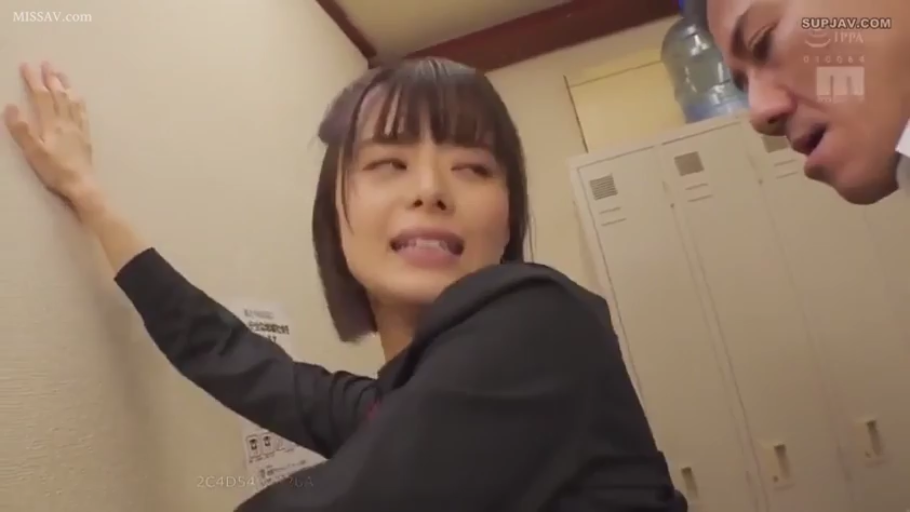 脸部特写 · 更衣室 · 黑色职业装