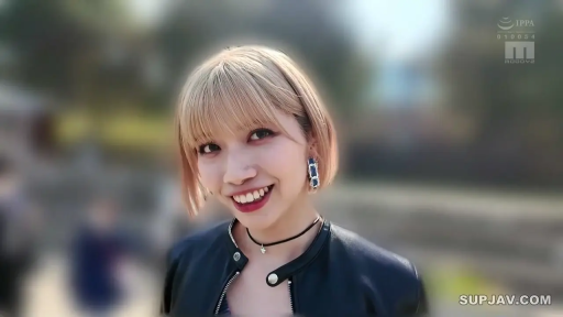 面部特写 · 耳坠 · 黑色皮夹克 · 户外公园 · 露齿笑 · 微笑看镜头 · 金发短发 · 站立正对镜头