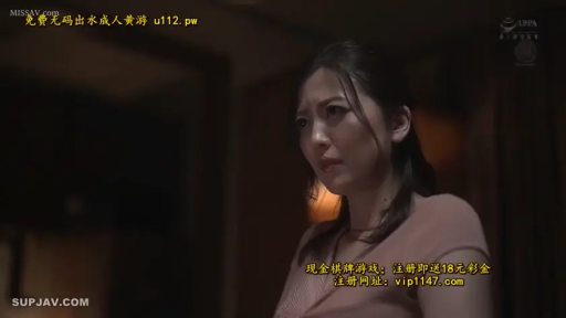 室内 · 站立 · 面部特写 · 中文字幕 · 凝视 · 粉色短袖 · 担忧