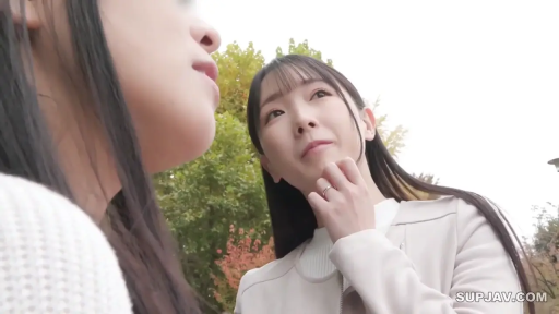 会話 · 站立 · 自然 · 顔のクローズアップ · 屋外 · 长发 · 指輪 · 浅色外套