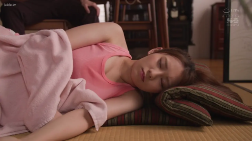 和室 · 閉眼 · 粉色背心 · 上半身特寫 · 睡眠 · 側躺 · 毛毯 · 居家景象