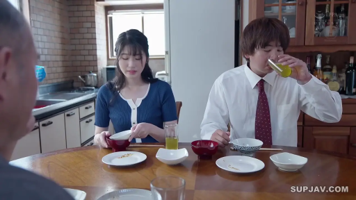 坐姿 · 平静 · 厨房 · 针织衫 · 餐具 · 吃饭 · 日本