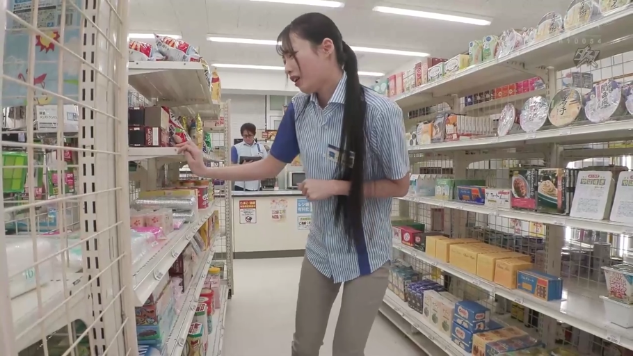 专注 · 站立 · 半身 · 便利店 · 货架 · 便利店制服 · 工作场景 · 理货