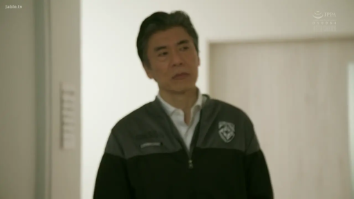 室内 · 严肃 · 站立 · 注视 · 上半身 · 夹克 · 中年人