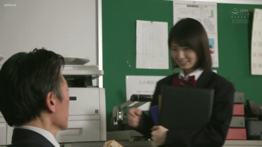 办公室 · 站立 · 中景 · 微笑 · 制服 · 剧情向 · 打印机 · 拿文件夹