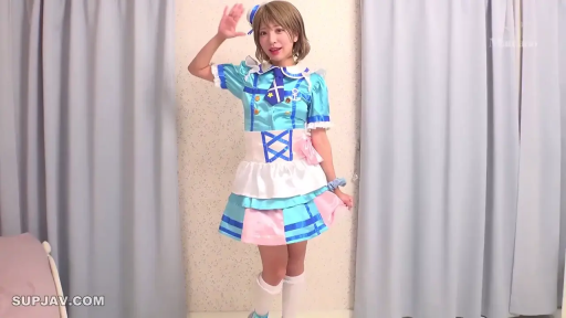 室内 · 角色扮演 · 站立 · 展示 · 微笑 · 正面 · 头饰 · 舞台装