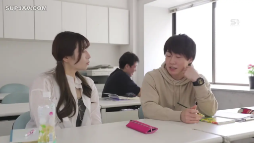 坐姿 · 教室 · 中景 · 自然 · 白色襯衫 · 交流 · 笔袋