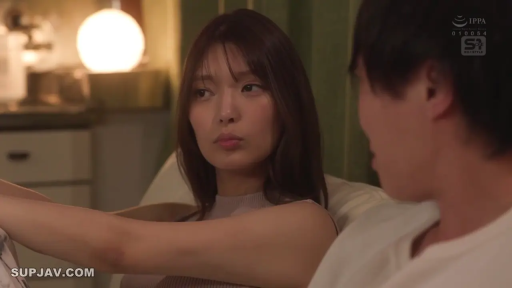 室内 · 坐姿 · 沉思 · 台灯 · 面部特写 · 注视 · 无袖上衣 · 暖光