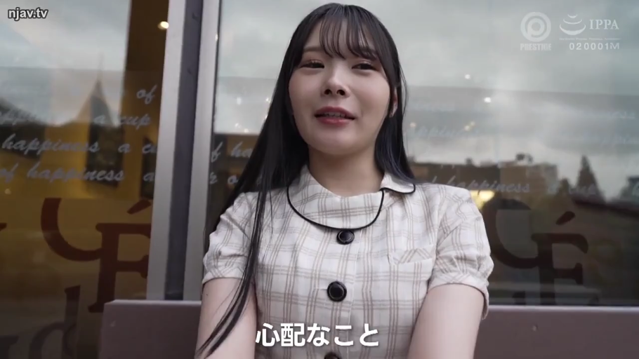 全身 · 蹲姿 · 偷窥视角 · 认真 · 吊带背心 · 阳台 · 抹布 · 擦玻璃