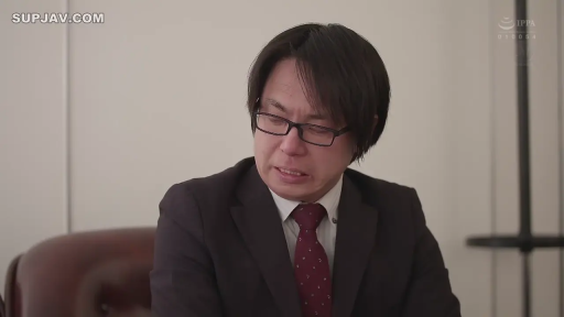 坐姿 · 交谈 · 严肃 · 眼镜 · 办公室 · 面部特写 · 西装 · 男性人像