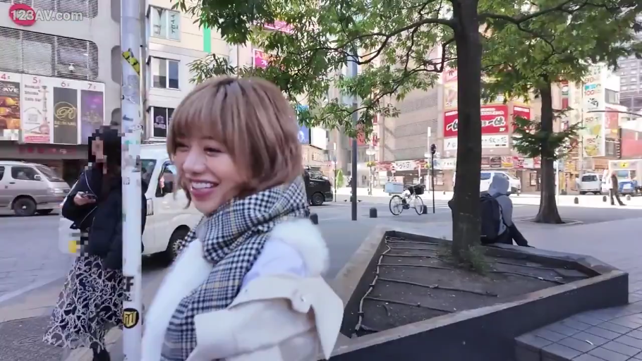 面部特写 · 格纹围巾 · 户外街道 · 侧身站立