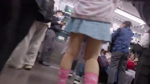 站立 · 短裙 · 裙底 · 地铁 · 痴汉 · 偷拍