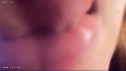 室內 · 迷離 · 特寫 · 模糊 · 嘴唇 · 索吻